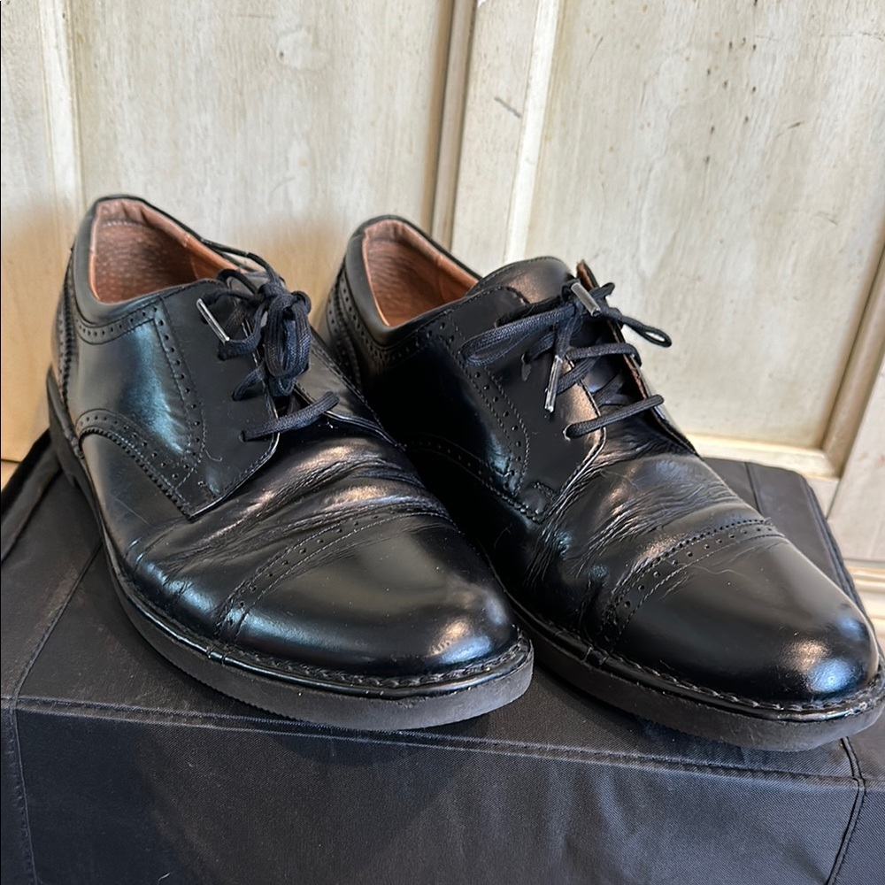 Black Leather Oxford Shoes with Polished Finish
